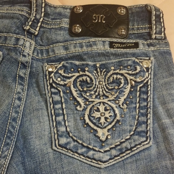 Miss Me Jean's cropped distressed denim capri's - Picture 6 of 8